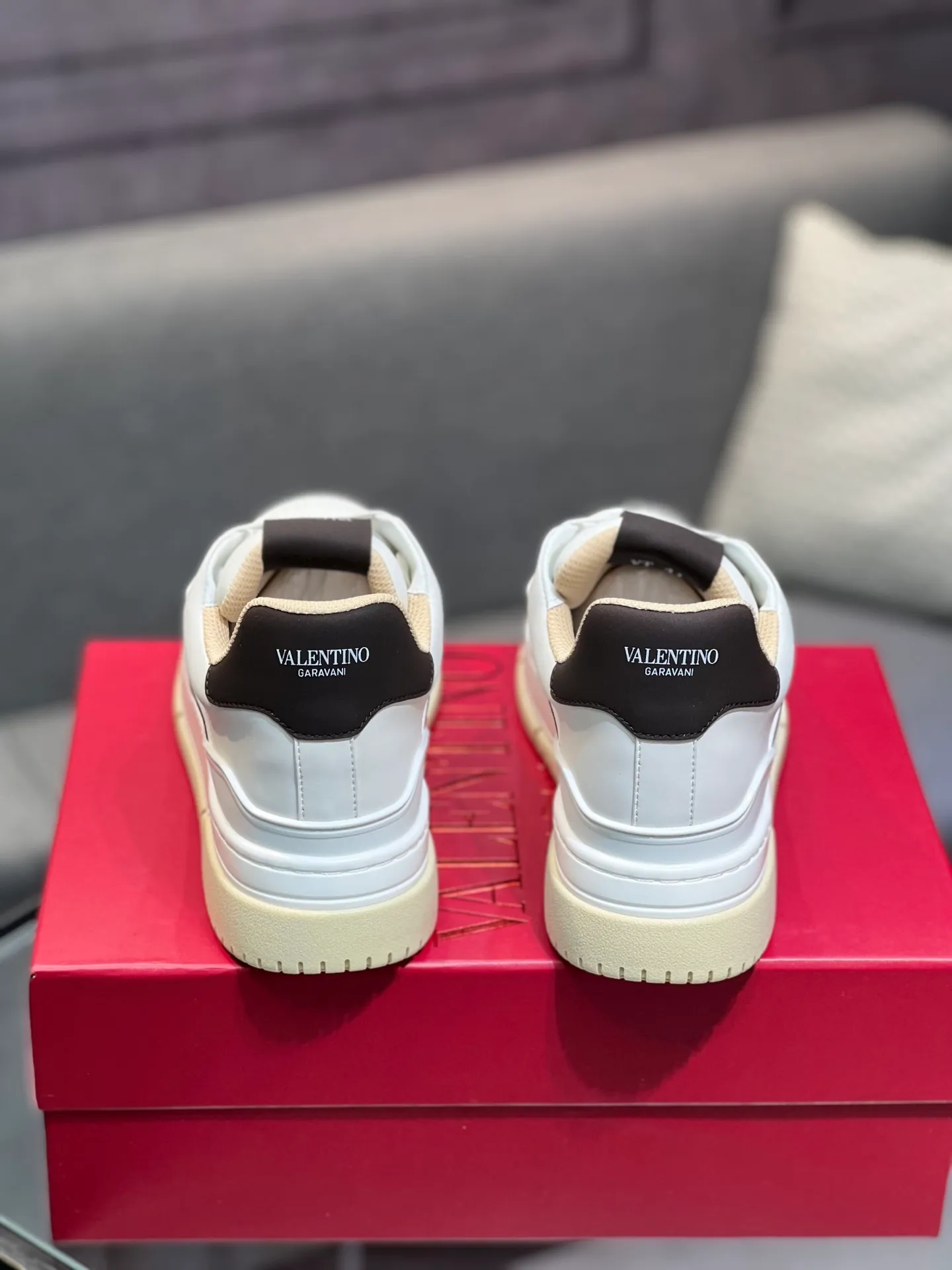 Men's Men's Shoes 💰660 Valentino 2023 early autumn new star shoes are now online! Wang Hedi and Ren Jialun have been worn by many celebrities. Who can refuse the same couple shoes as Wang Hedi! The design of Stars Stab My Heart is cool and spicy. The material of the shoes is cowhide, and every color is beautiful! Size 35-40, men’s size 39-44 (women’s 41, men’s 38, 45🉑️customized)